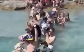 Хаос, когда туристов вынуждали плыть к берегу в Греции