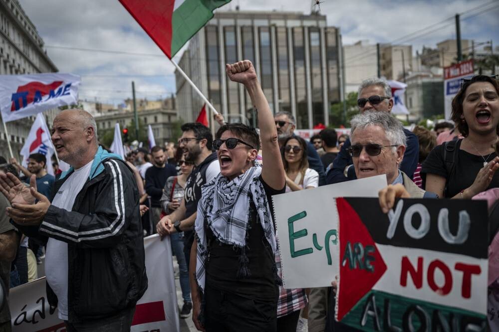 Греческие рабочие вышли на марш в Афинах за увеличение зарплат и протест против конфликта в Газе