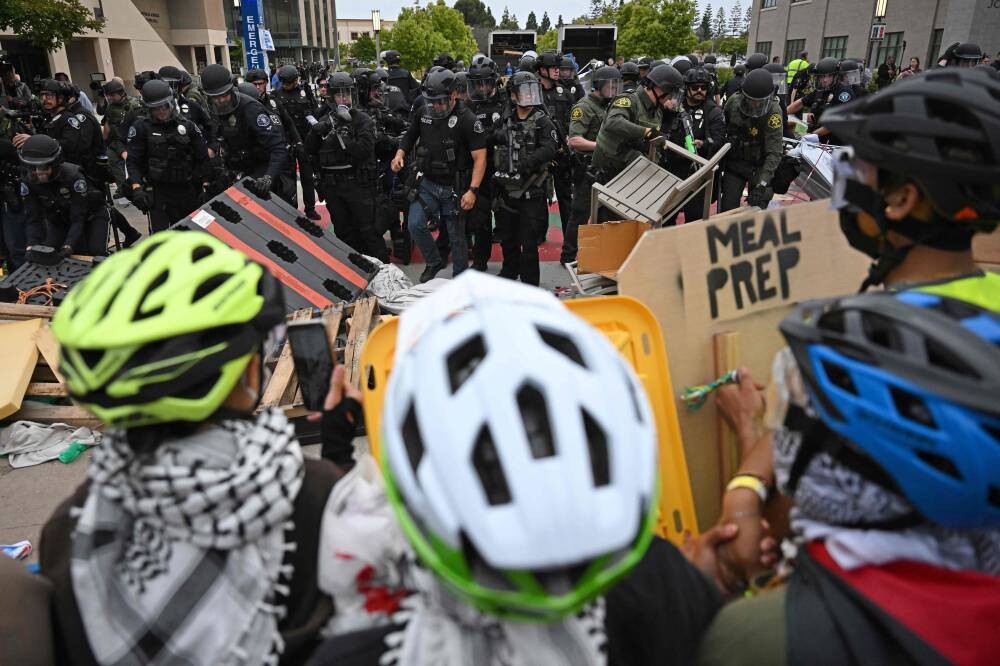 Столкновение полиции с протестующими в Афинах в поддержку палестинцев