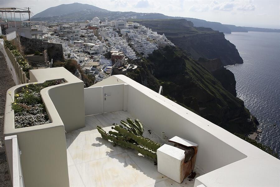 Santorini Becomes a Ghost Island Amid Earthquakes