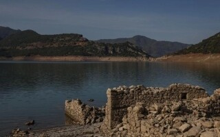 Засуха обнажает затопленные здания в Греции