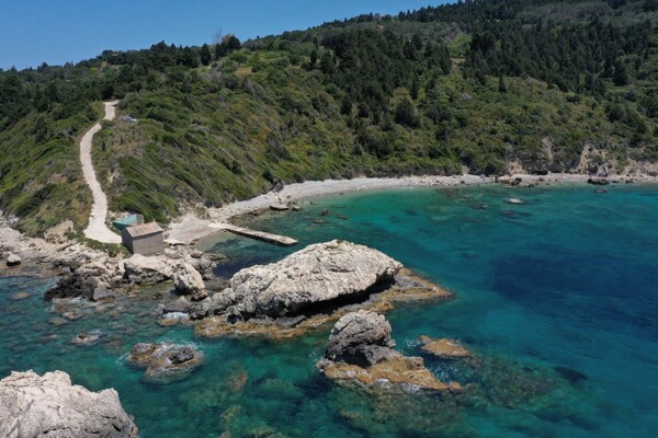 Несколько туристов найдены мертвыми на греческих островах во время необычной жары