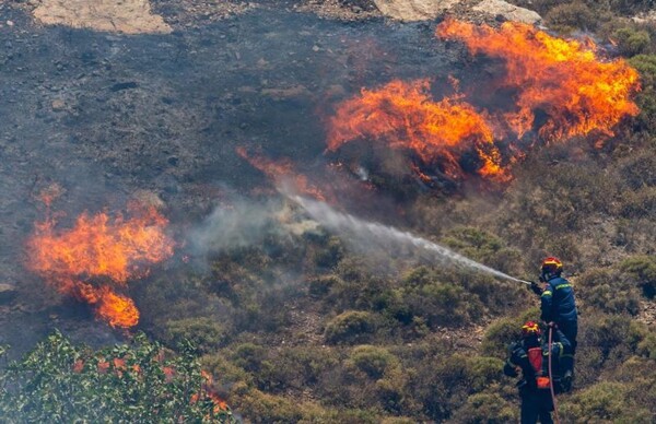 Огромные лесные пожары бушуют рядом с Афинами, эвакуации в процессе