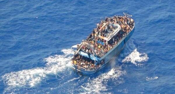 Египетские адвокаты стоят перед судом в Греции из-за кораблекрушения с мигрантами