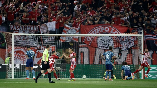 Олимпиакос из Греции проходит в финал Конференционной лиги после победы над Астон Виллой