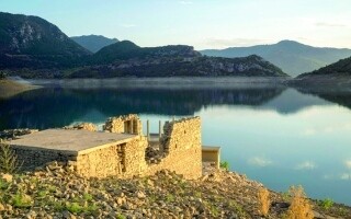 Старинный дом стал виден из-за снижения уровня воды