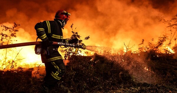 Лесные пожары бушуют в Афинах, вызывая эвакуации