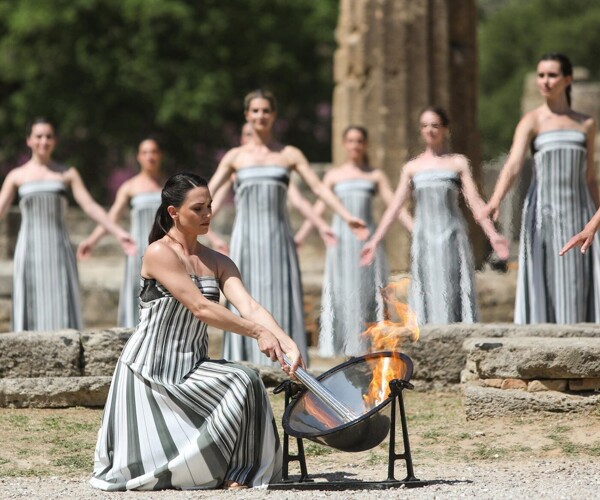 Церемония зажигания факела для Парижа 2024