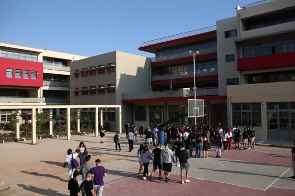 Греческая полиция эвакуирует школы в Афинах из-за угрожающих электронных писем