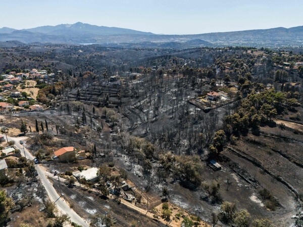 Лесные пожары охватывают Грецию на фоне heat waves